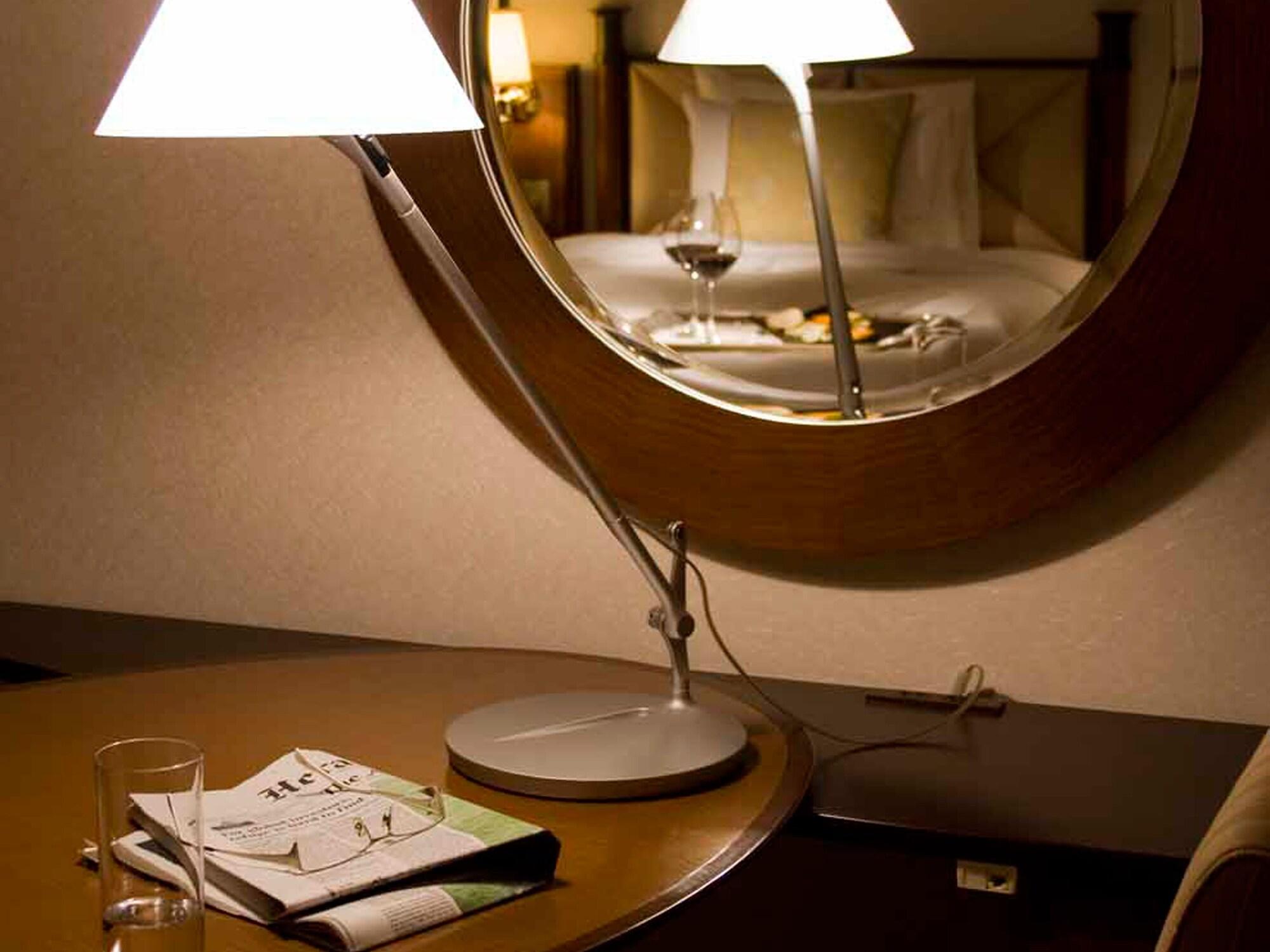 Miyako Hotel Gifu Nagaragawa Esterno foto A table lamp