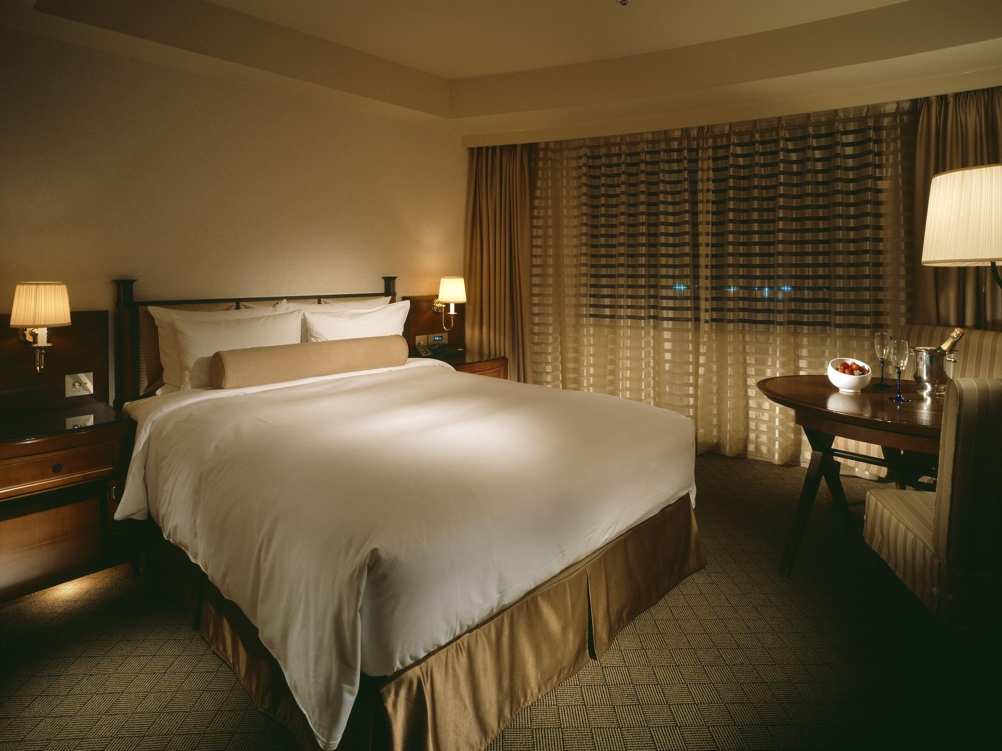 Miyako Hotel Gifu Nagaragawa Esterno foto A bedroom at the Mandarin Oriental, Hong Kong