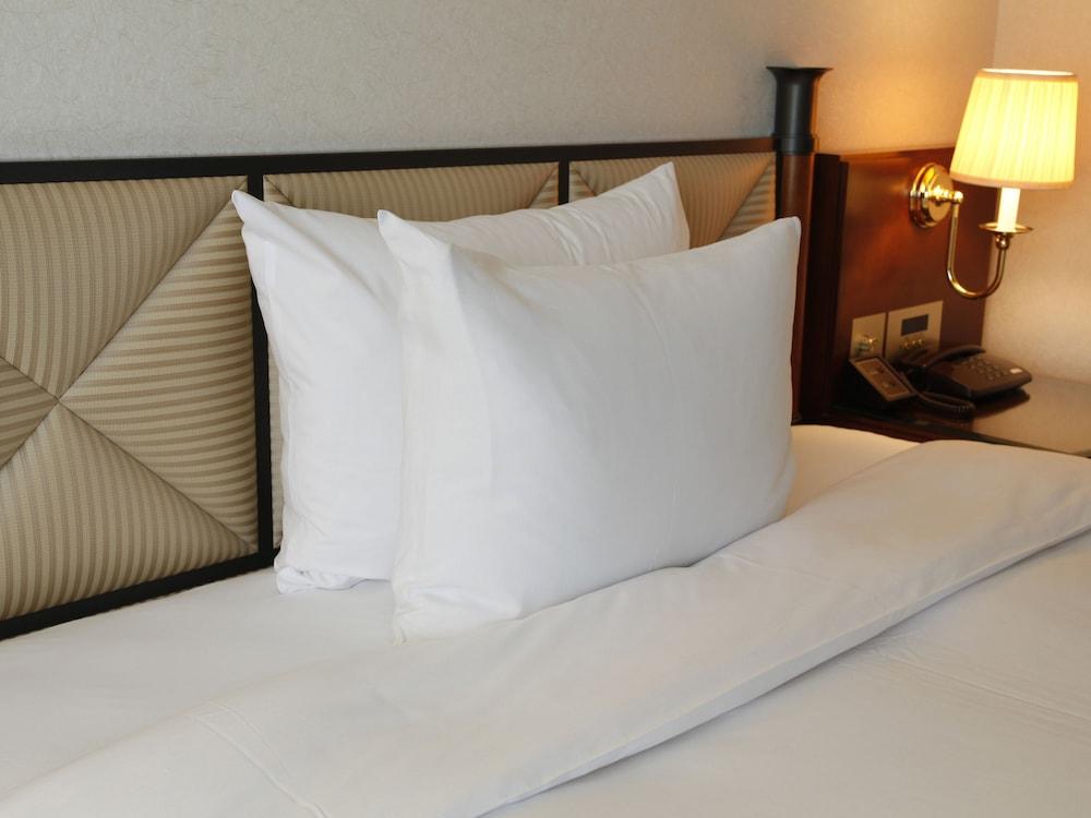 Miyako Hotel Gifu Nagaragawa Esterno foto A pillow on a bed