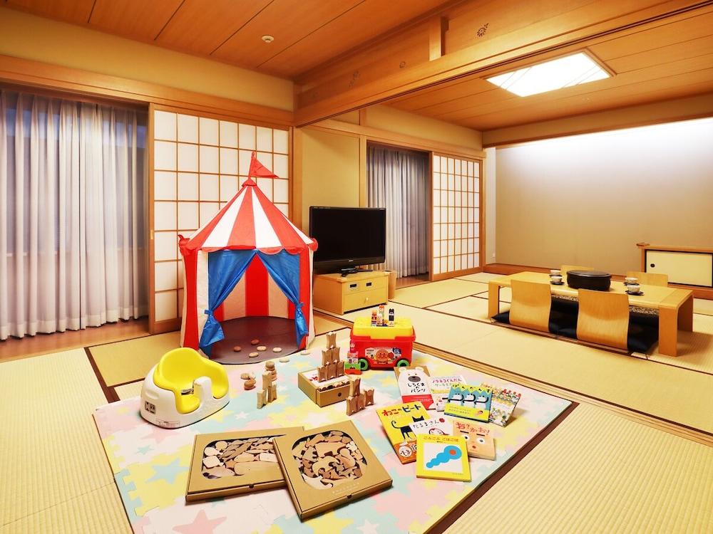 Miyako Hotel Gifu Nagaragawa Esterno foto A room at a Japanese hotel