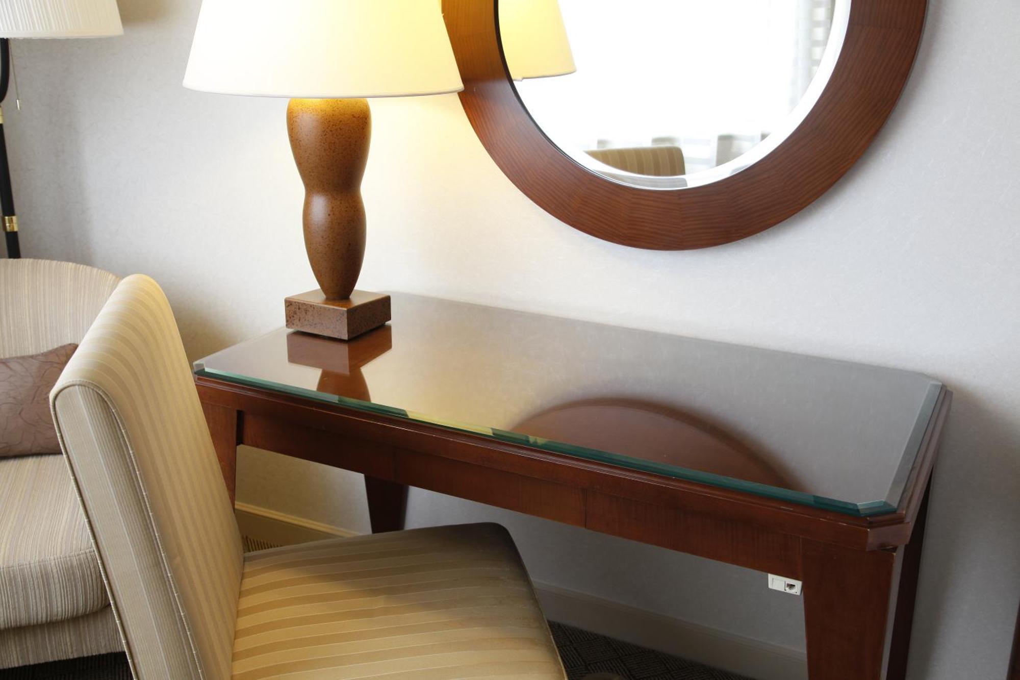 Miyako Hotel Gifu Nagaragawa Esterno foto A table with a glass top