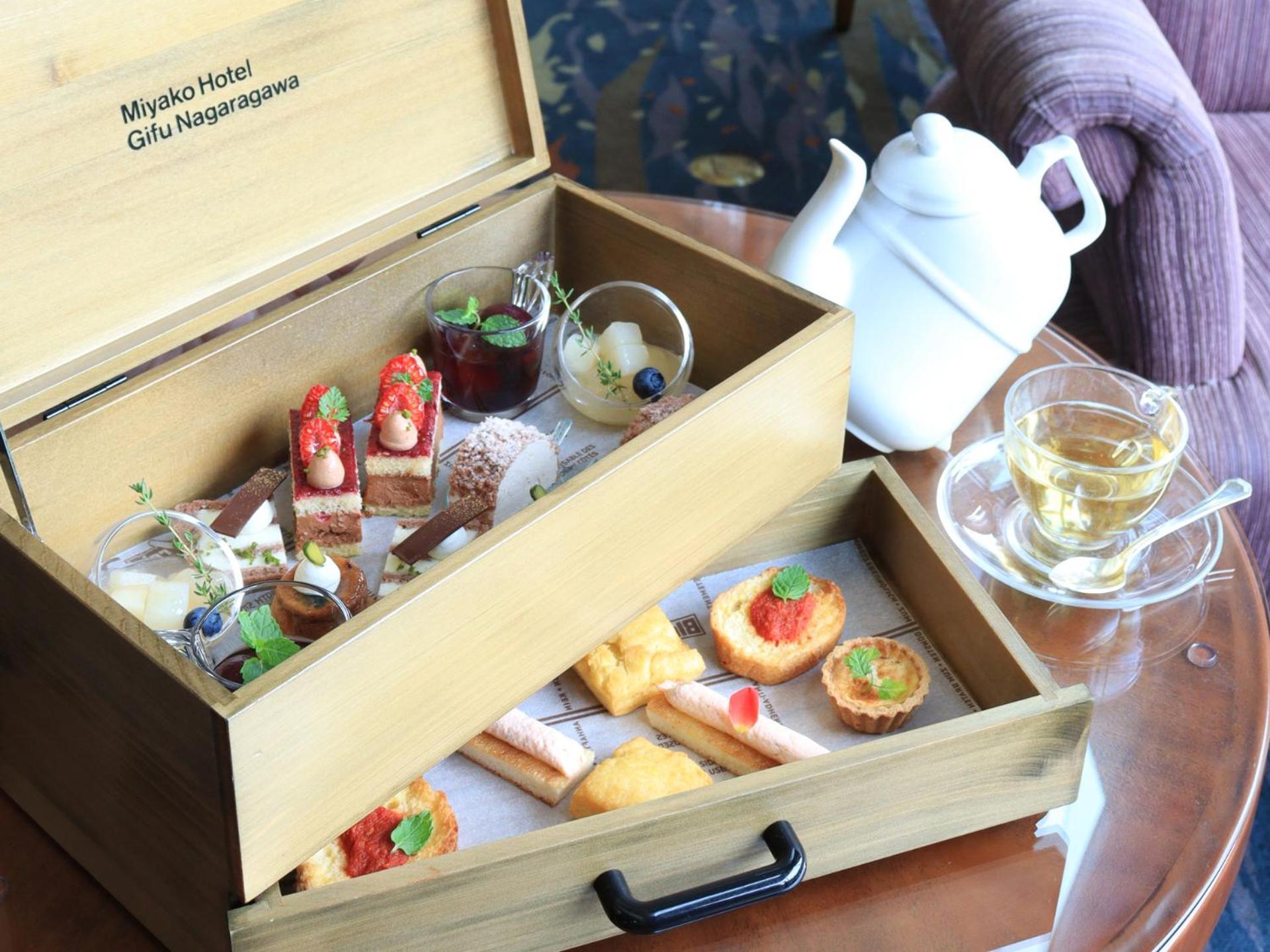 Miyako Hotel Gifu Nagaragawa Esterno foto Afternoon tea at the hotel