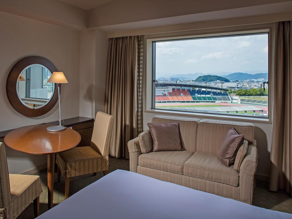 Miyako Hotel Gifu Nagaragawa Esterno foto A room at the hotel